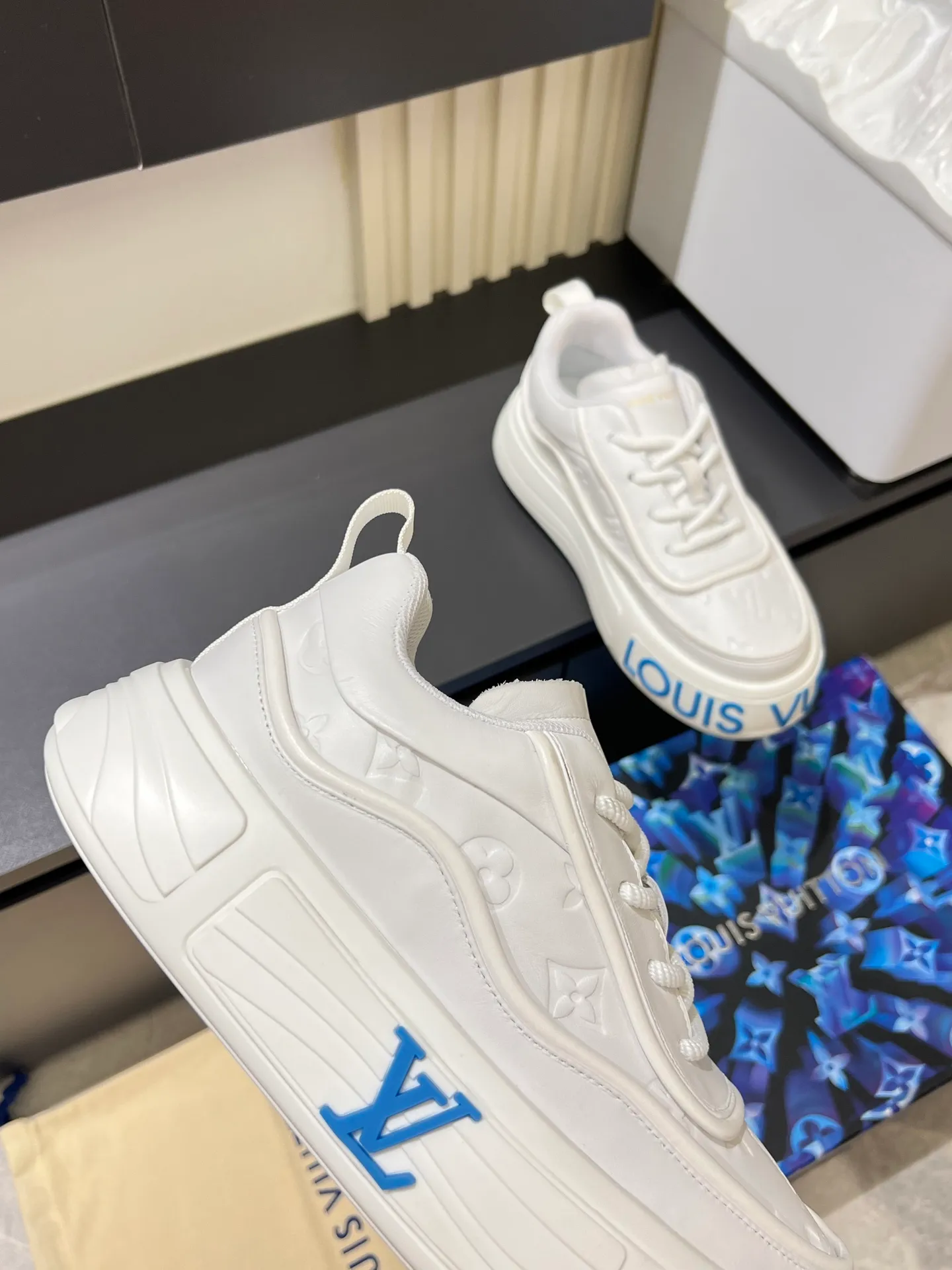 p560 "LOUI* VUITTO*" popular men's casual shoes, genuine development in Italy💯Purchase level quality✔️The upper is made of official website material first-layer cowhide, comfortable and soft sheepskin feet⚡️Fashionable and versatile. The toe last shape is firm and full, and the soles are made from LV original molds and can be freely entered and exited the counter. They are light and comfortable on the foot~purely handmade, details determine the quality! Size:39-44, (38.45 customized)